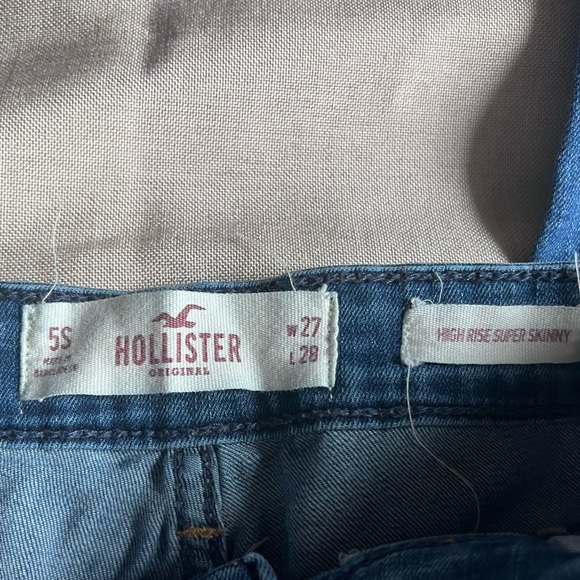 EUC Hollister women’s jeans, size 5, high rise super skinny distressed - Picture 4 of 4
